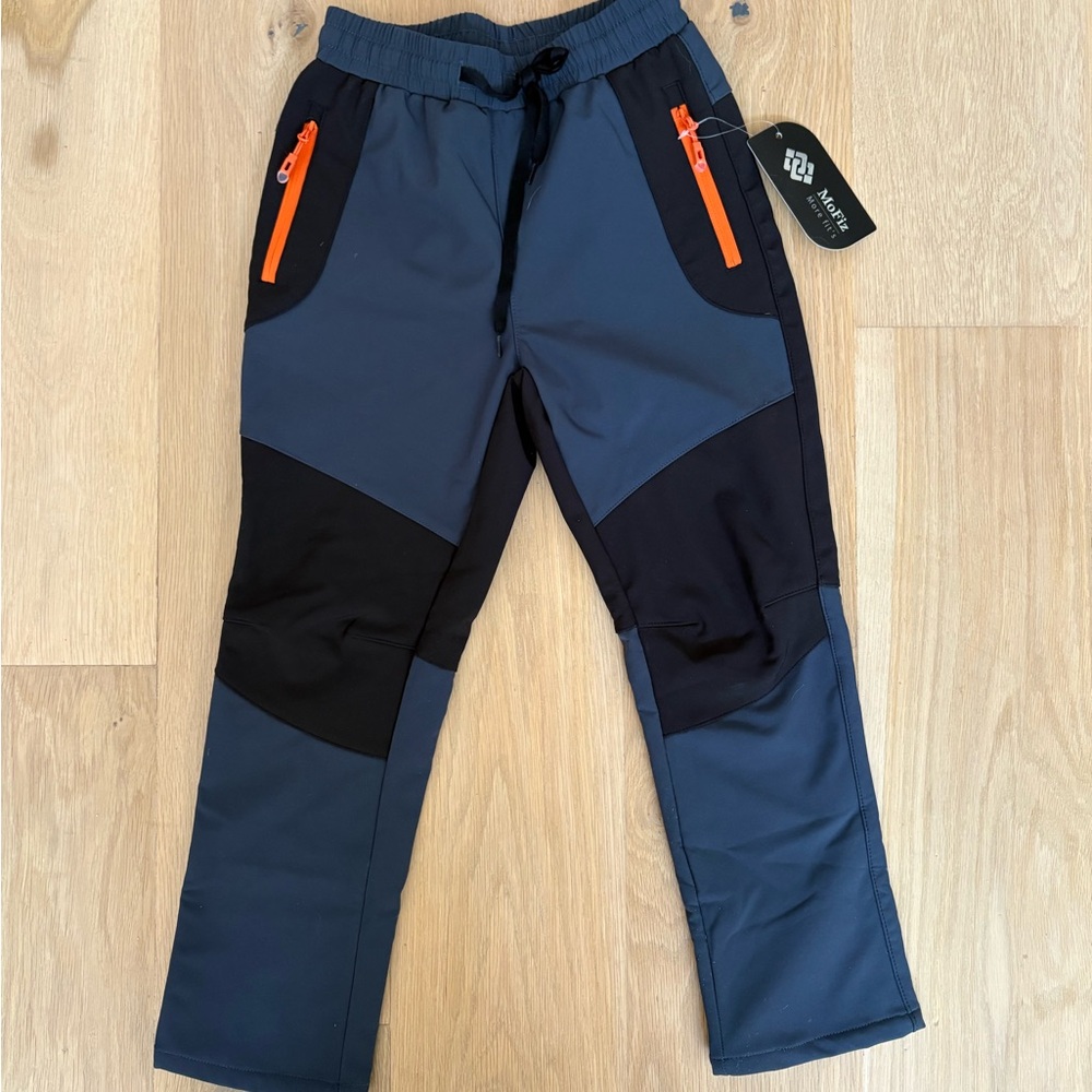 Boys fleece-lined waterproof hiking snow pants. Size 8-9 years.